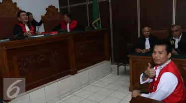 Tersangka Robby Abbas (RA) saat menjalani sidang Pengadilan Negeri Jakarta Selatan, Selasa (22/9/2015). Sidang ditunda hingga 1 Oktober 2015 karena saksi yang tercatat dalam Berkas Acara Pemeriksaan tidak hadir. (Liputan6.com/Herman Zakharia)