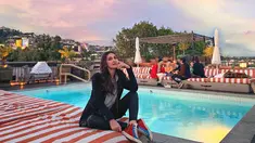 Selain bermain film Luna Maya juga merambah ke dunia bisnis. Melalui Instagram Story, Luna Maya terlihat menawarkan varian baru dari lipctick miliknya itu. (Liputan6.com/lunamaya)