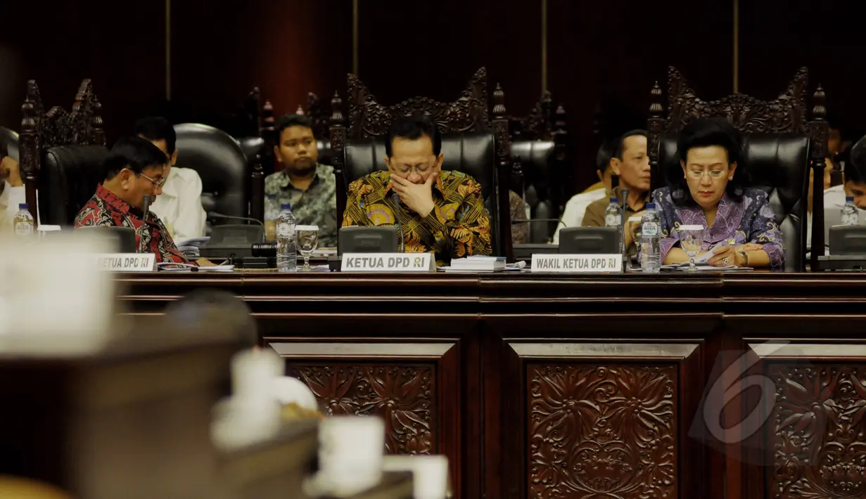 Ketua DPD RI Irman Gusman (tengah) saat menghadiri Rapat Paripurna, Jakarta, Rabu (8/4/2015). Rapat paripurna berisi ikhtisar hasil pemeriksaan BPK RI semester II tahun 2014. (Liputan6.com/Andrian M Tunay)