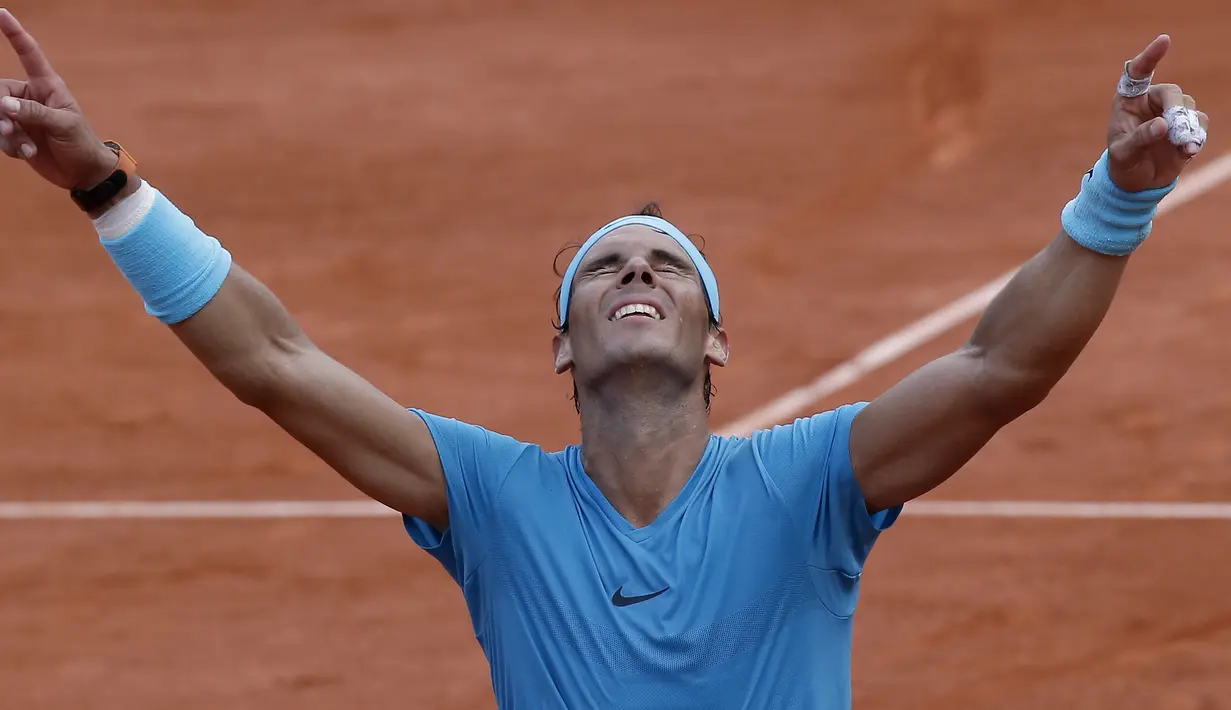 Ekspresi Rafael Nadal merayakan kemenangan atas Dominic Thiem pada final Prancis Terbuka 2018 di Roland Garros stadium, Paris, (10/6/2018). Nadal menang tiga set 6-4, 6-3, 6-2. (AP/Michel Euler)