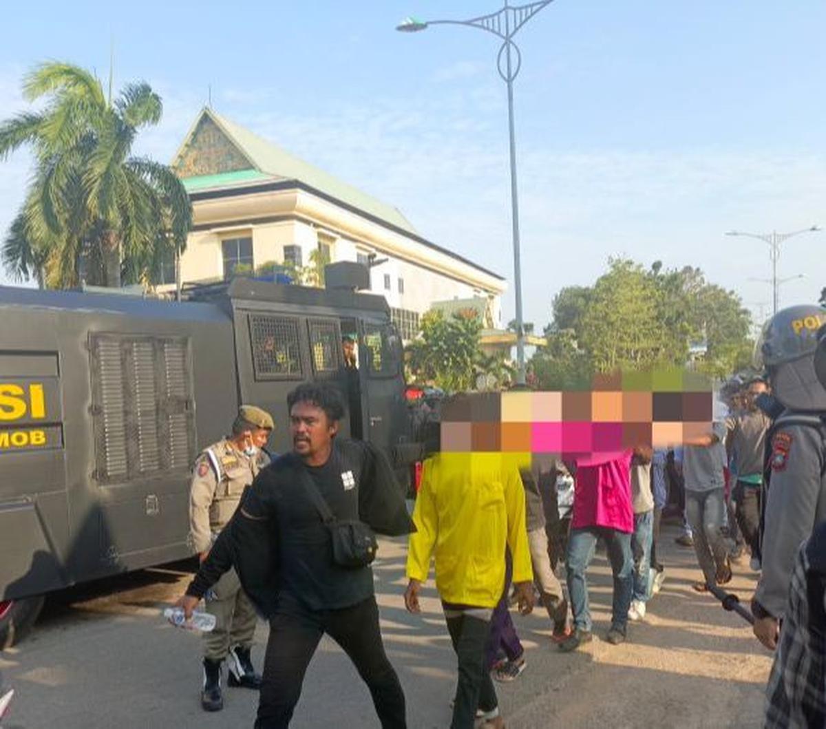Para tersangka tersebut dikenakan pasal 170 KUHP ayat 1 karena secara bersama-sama menyerang atau melakukan kekerasan terhadap orang atau barang.<br>