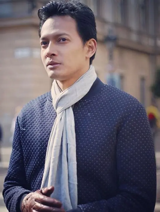 Tiga suku kata yang disematkan Fedi Nuril untuk anaknya ternyata mendapat sambutan istrinya, Vanny Widyasasti dan para keluarganya. Menurut mereka nama Hasan Fadhillah Nuril cukup sederhana namun memiliki makna yang bagus. (Instagram/Fedinuril)