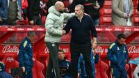 Asisten pelatih Chelsea asal Argentina, Willy Caballero, berjabat tangan dengan manajer Nottingham Forest asal Australia, Ange Postecoglou (kanan) setelah pertandingan Premier League&nbsp;antara Nottingham Forest dan Chelsea di The City Ground, Nottingham, Inggris tengah, pada 18 Oktober 2025. (JUSTIN TALLIS/AFP)