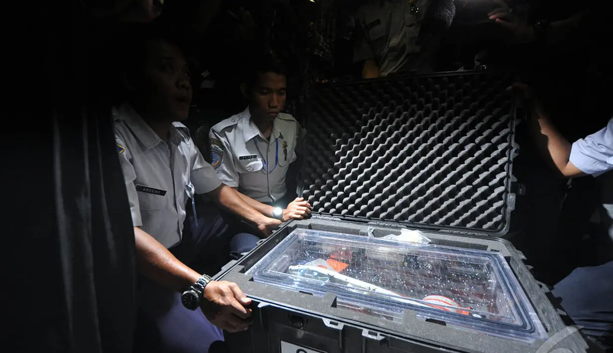 Petugas menunjukan kotak berisi bagian dari 'black box' yang merupakan FDR sesaat setelah kotak tersebut tiba di kantor KNKT, Jakarta, Senin (12/1/2015). (Liputan6.com/Miftahul Hayat) 