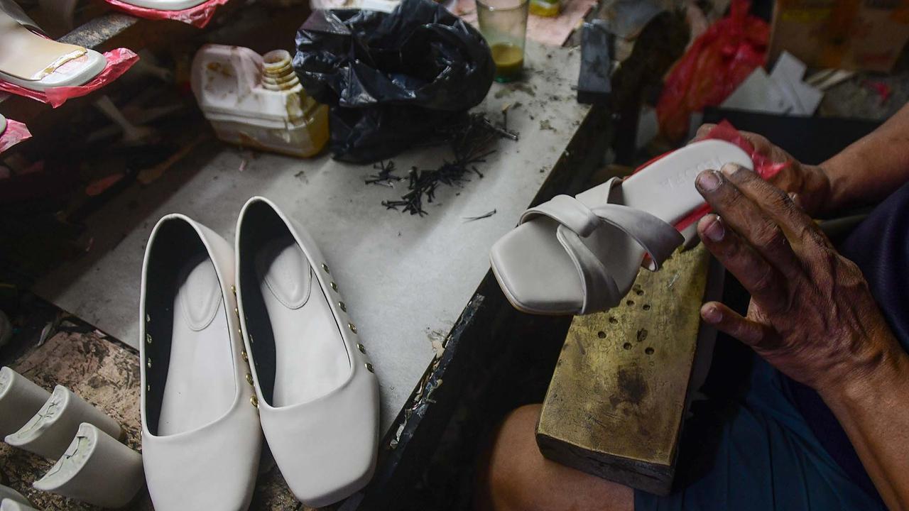 FOTO: Permintaan Lesu, Industri Rumahan Sepatu Terpukul, Omzet Anjlok 70 Persen