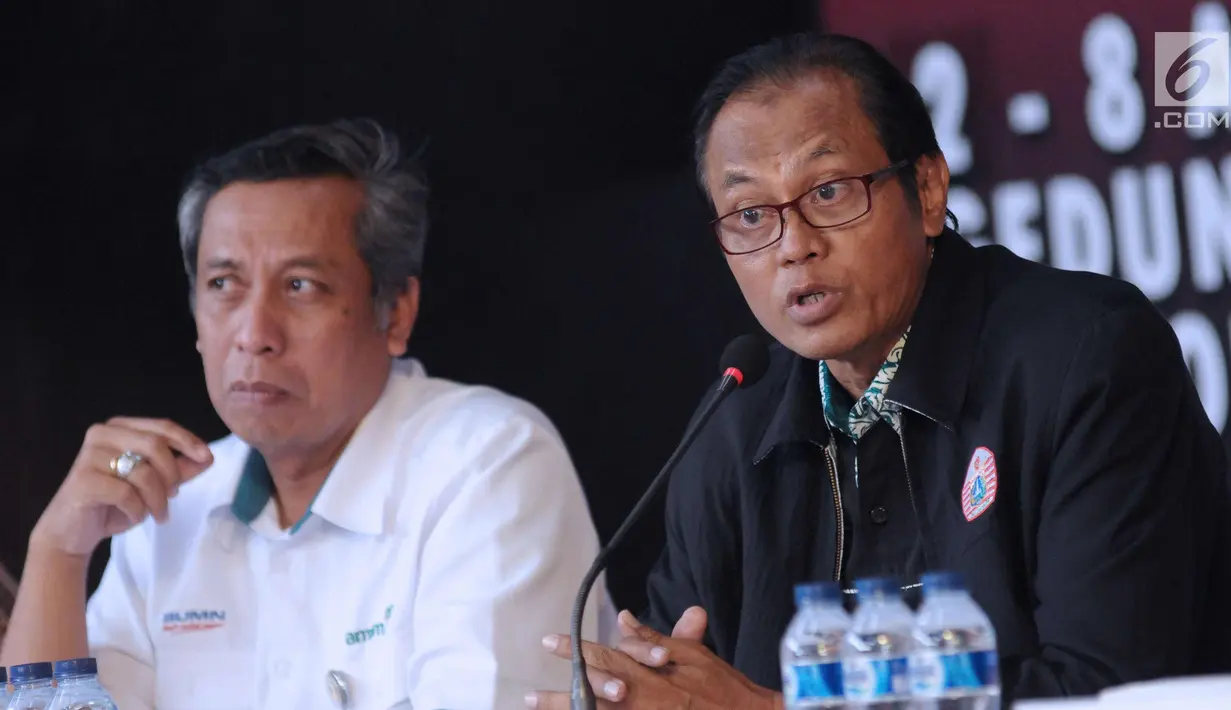 Ketua Binpres Pengprov PP PBVSI DKI, Budiawan (kanan) memberi keterangan terkait turnamen voli Danjen Kopassus-BNI Open 2018 di Jakarta, Kamis (29/3). Turnamen ini akan berlangsung pada 2 hingga 8 April mendatang. (Liputan6.com/Helmi Fithriansyah)