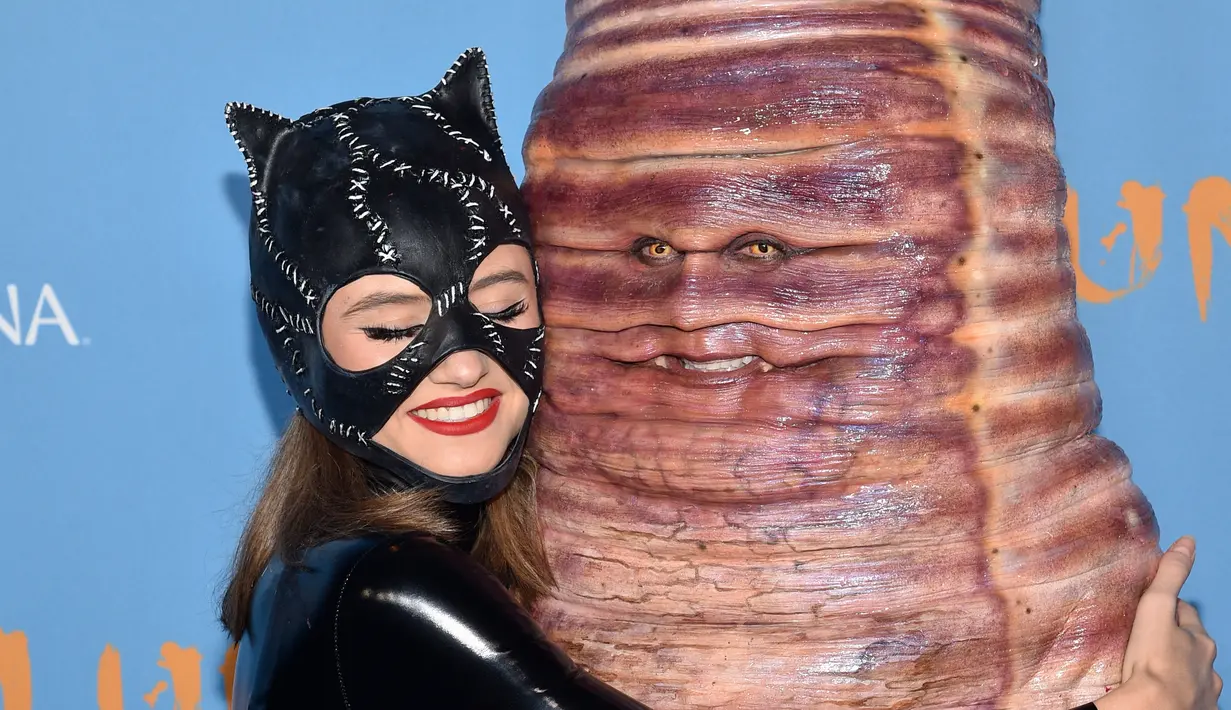 Heidi Klum (kanan) berpose dengan putrinya Leni Klum saat menghadiri pesta Halloween tahunan di Sake No Hana, Moxy Lower East Side, New York, Amerika Serikat, 31 Oktober 2022. Ratu Halloween tersebut telah menunjukkan dedikasinya untuk pesta perayaan Halloween sejak beberapa bulan silam. (Photo by Evan Agostini/Invision/AP)