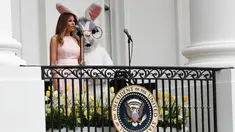 Melania Trump berpidato saat perayaan Paskah ke-139 di Truman balkon Gedung Putih, Washington, Senin (17/4). Acara Paskah tahunan ini juga dimeriahkan dengan lomba menggelindingkan telur. (AP Photo/Carolyn Kaster)