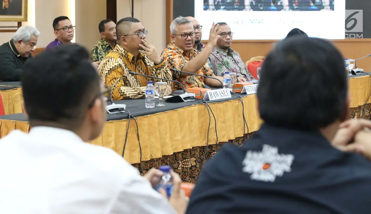 Ketua KPU, Arief Budiman (tengah) bersama perwakilan tim pemenangan Capres/Cawapres saat rapat persiapan debat kedua di Jakarta, Jumat (25/1). Debat kedua berlangsung pada 17 Februari di Hotel Sultan Jakarta. (Liputan6.com/Helmi Fithriansyah)