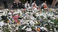 Biksu Buddha Korea Selatan berdoa pada peringatan darurat untuk para korban akibat kerumunan massa dalam tragedi Halloween yang mematikan, di luar stasiun kereta bawah tanah di distrik Itaewon di Seoul, Kamis (3/11/2022). Termasuk yang menjadi korbannya adalah aktor Lee Jihan dan juga anggota tim penyorak, Kim Yuna saat sedang berusaha menyelamatkan diri dan menyelamatkan orang di sekitar mereka. (Jung Yeon-je / AFP)