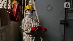 Petugas mengenakan sarung tangan sebelum melakukan proses pembakaran limbah medis dalam incinerator di RSCM Jakarta, Jumat (26/6/2020). Volume limbah medis infeksius di seluruh Indonesia hingga 8 Juni 2020 mencapai lebih dari 1.100 ton. (Liputan6.com/Herman Zakharia)