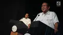 Ketua Umum Partai Gerindra Prabowo Subianto menyampaikan materi saat menjadi narasumber dalam Conference on Indonesia Foreign Policy 2017 di Jakarta, Sabtu (21/10). (Liputan6.com/Faizal Fanani)