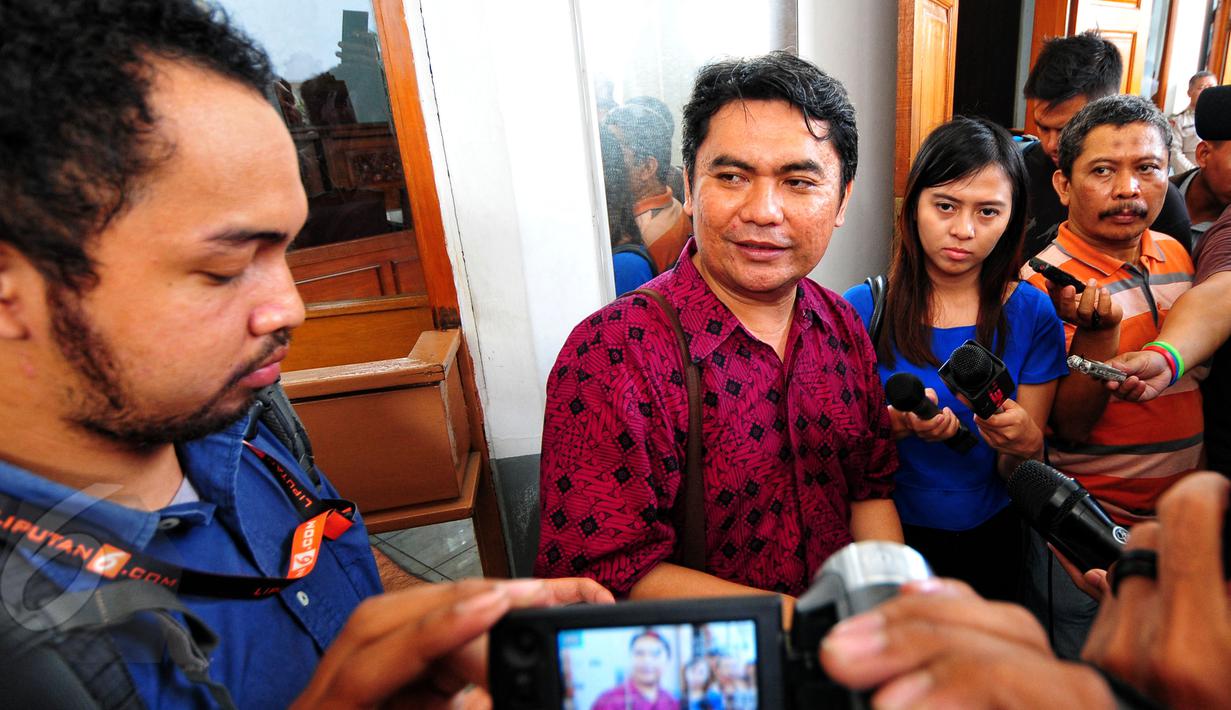Kuasa hukum Novel Baswedan, Uli Parulian Sihombing memberikan keterangan pers usai sidang praperadilan kepada Majelis hakim, PN Jaksel, Senin (8/6/2016). Hakim Dahmiwirda mengabulkan permohonan pihak Novel Baswedan. (Liputan6.com/Yoppy Renato)