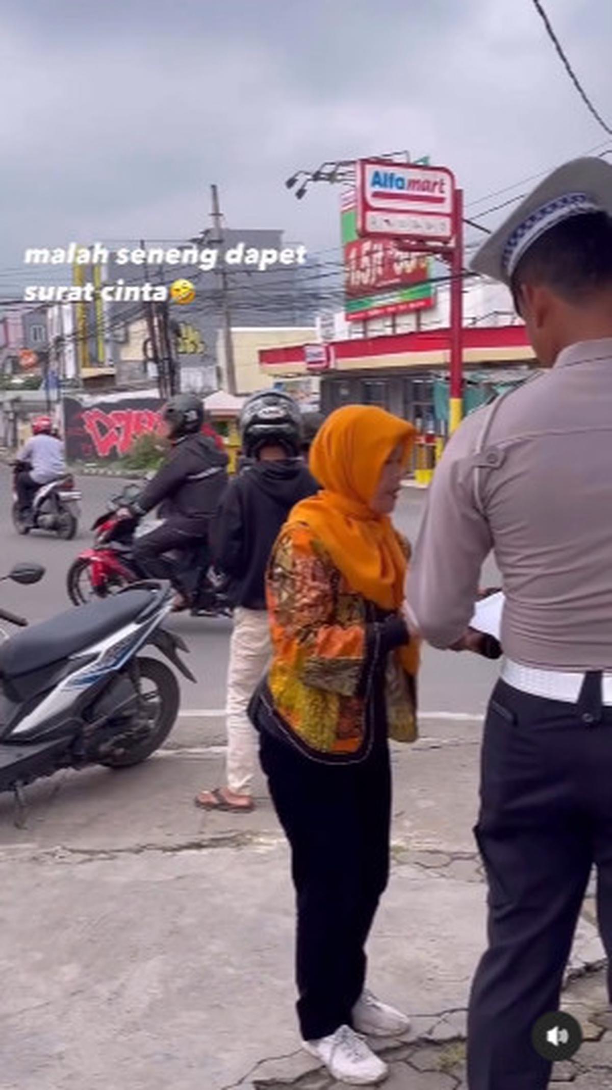 Ibu-Ibu ini Kegirangan Dapat 'Surat Cinta' dari Polisi Gara-Gara Tak Pakai Helm
