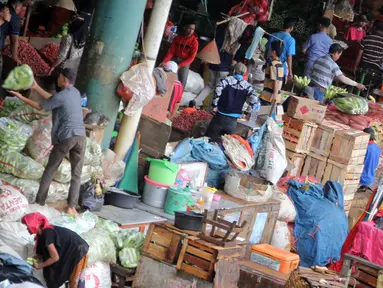 Aktivitas perdagangan di Pasar Induk Kramat Jati, Jakarta, Selasa, (9/6/2015). Mentan Andi Amran Sulaiman bekerjasama dengan Kemendag dan Bulog untuk menggelar pasar murah sebagai upaya antisipasi kenaikan harga jelang Ramadan. (Liputan6.com/Helmi Afandi)