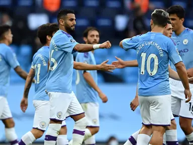 Gelandang Manchester City, Riyad Mahrez berselebrasi dengan rekan-rekannya usai mencetak gol ke gawang Burnley pada pertandingan lanjutan Liga Inggris di Stadion Etihad di Manchester, Inggris (22/6/2020). Mahrez mencetak dua gol dan mengantar City menang 5-0 atas Burnley. (Shaun Botterill/POOL/AFP)