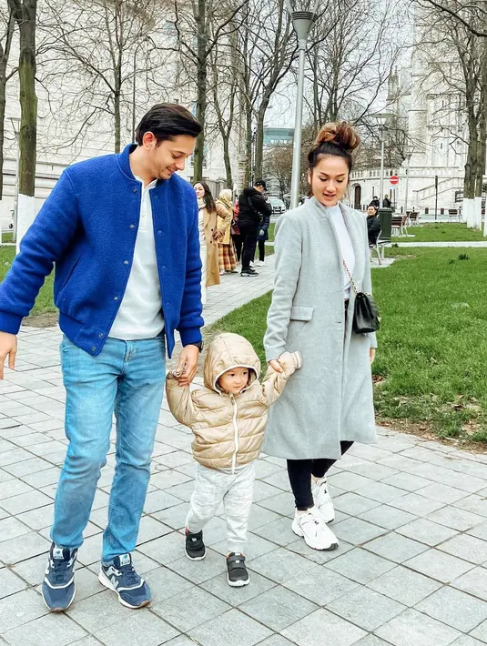 Potret keharmonisa rumah tangga Andrew Andika dan Tengku Dewi. Kehadiran sang buah hati menambah kebahagiaan pasangan ini. Sebelum menikah, keduanya telah menjalani pacaran selama empat tahun. Itulah beberapa potret keharmonisa keluarga Andrew dan Tengku Dewi enam tahun menikah. [Instagram/tengkudewiputri_tdp]