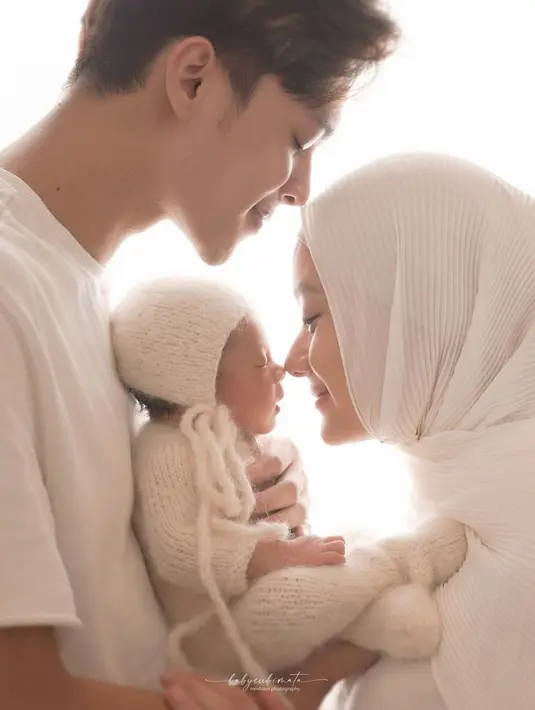 The Sunshine of my life," tulis perempuan kelahiran 14 November 1996 itu sebagai keterangan foto. (Foto: Instagram/@dindahw)