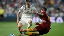 Gelandang Real Madrid, Gareth Bale (kiri) melewati bek Roma Aleksandar Kolarov pada pertandingan Grup G Liga Champions di Stadion Santiago Bernabeu, Madrid, Spanyol, Rabu (19/9). Madrid membantai Roma 3-0. (AP Photo/Manu Fernandez)