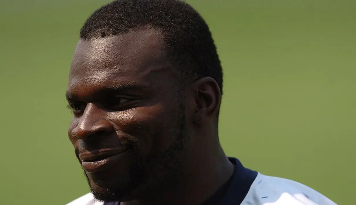 Travis Henry adalah Atlet NFL yang pernah menjadi bintang saat memperkuat Buffalo Bills dan Denver Broncos. Kehidupan malamnya membuat dia bangkrut dan ia kehilangan kontrak dari Broncos Rp 318 Miliar akibat tersangkut narkoba. (AFP/STEVE DYKES) 