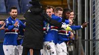 Striker Sampdoria, Keita Balde (kanan) melakukan selebrasi bersama rekan setim usai mencetak gol kedua timnya ke gawang Inter Milan dalam laga lanjutan Liga Italia 2020/21 pekan ke-16 di Luigi Ferrari Stadium, Rabu (6/1/2021). Sampdoria menang 2-1 atas Inter Milan. (AFP/Marco Bertorello)