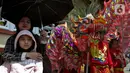 Warga menyaksikan berbagai atraksi saat Puncak perayaan Cap Go Meh 2571 di Jalan Pancoran, Glodok, Tamansari, Jakarta Barat, Sabtu (8/2/2020). Cap Go Meh 2571 dimeriahkan berbagai atraksi seni budaya China dan Betawi. (Liputan6.com/Johan Tallo)