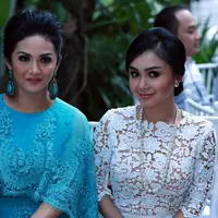 Krisdayanti bersama sang kakak, Yuni Shara. (Bintang/Deki Prayoga)