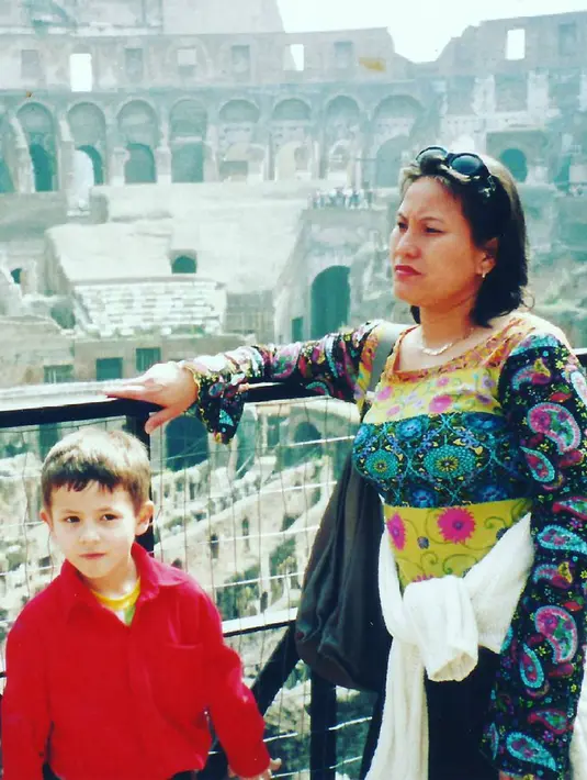 Momen kebersamaan Dylan kecil dan sang ibu saat mengunjungi Colosseum, Italia. Saat ini, Dylan sedang berperan sebagai Rimba dalam sinetron Anak Langit di SCTV. (Liputan6.com/IG/@terryacarr)