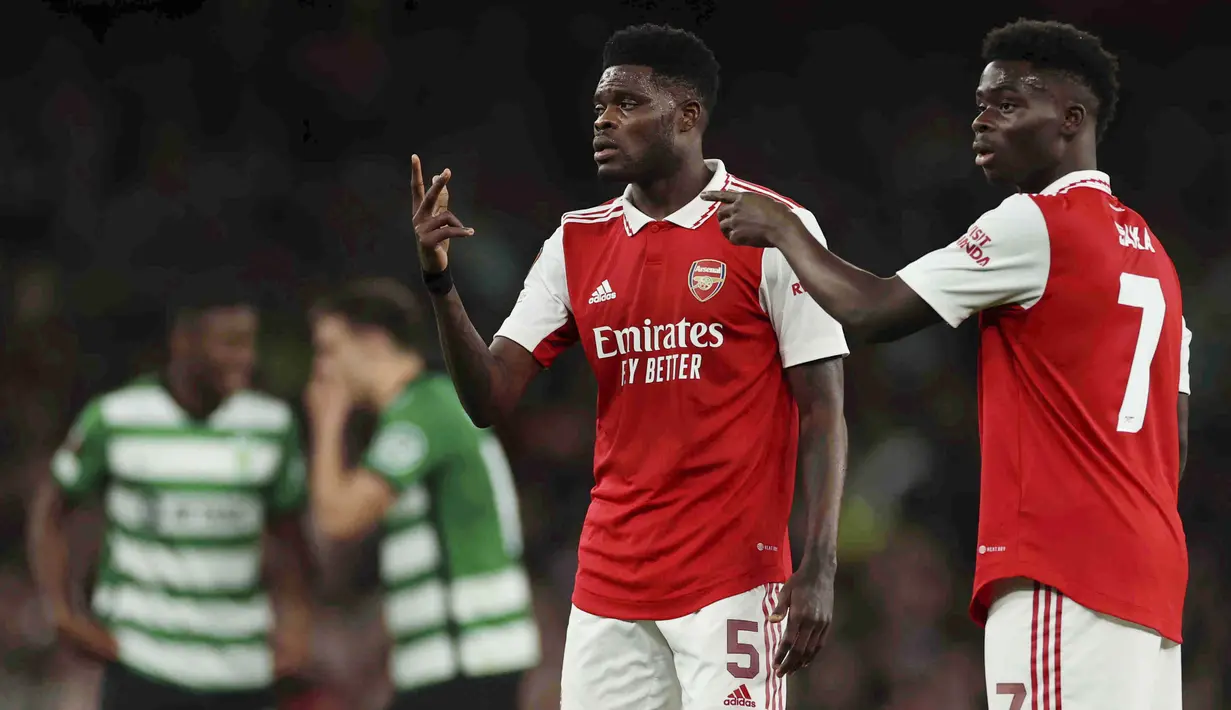 Pemain Arsenal, Bukayo Saka dan Thomas Partey  tampak lesu setelah kalah adu penalti dari Sporting CP pada leg kedua babak 16 besar Liga Europa di Stadion Emirates, Jumat (17/3/2023). (AP Photo/Ian Walton)