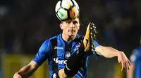 Usai kembali dari masa peminjaman di Atalanta, bek Juventus, Mattia Caldara dilaporkan segera ke AC Milan. (MIGUEL MEDINA / AFP)