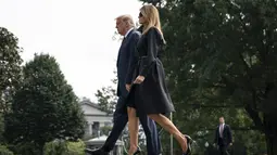 Presiden AS Donald Trump dan ibu negara Melania Trump berjalan ke kediaman Gedung Putih saat mereka keluar dari Marine One di South Lawn Gedung Putih pada 11 September 2020 di Washington, DC. (AFP/Getty Images/Drew Angerer)