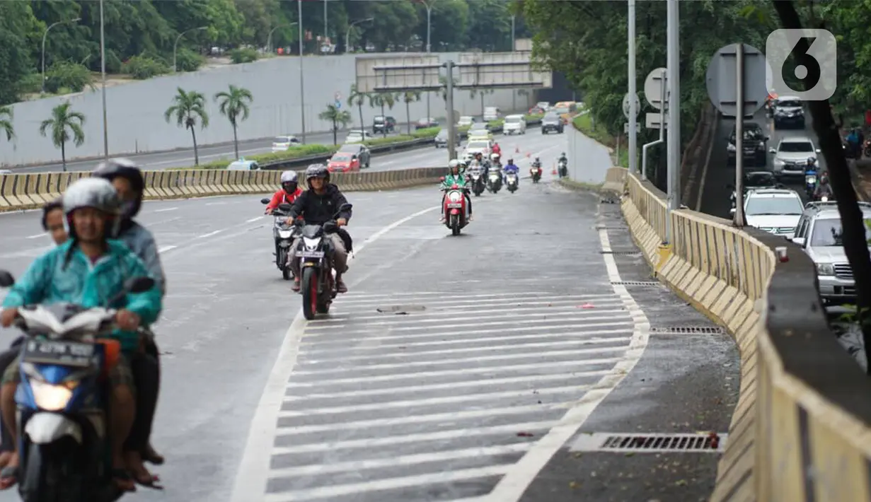 Pengendara motor melintasi Gerbang Tol Lenteng Agung 2 di Tanjung Barat, Jakarta, Rabu (1/1/2020). Banjir yang menggenangi Jalan TB Simatupang menyebabkan akses bagi pengendara terputus sehingga membuat arus lalu lintas seluruh kendaraan dialihkan melalui jalan tol. (Liputan6.com/Immanuel Antonius)