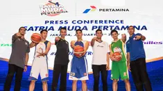Para pebasket Satria Muda memperkenalkan jersey baru saat jumpa pers di Ballroom Pertamina, Jakarta, Rabu (11/1/2017). Tahun ini SM optimis bisa merebut gelar juara IBL 2017. (Bola.com/Vitalis Yogi Trisna)