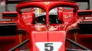 Pembalap Ferrari, Sebastian Vettel melaju pada hari ketiga tes pramusim Formula 1 (F1) di Sirkuit Catalunya, Barcelona, Kamis (8/3). Catatan waktu pebalap Ferrari itu juga memecahkan rekor sebelumnya. (AP/Manu Fernandez)
