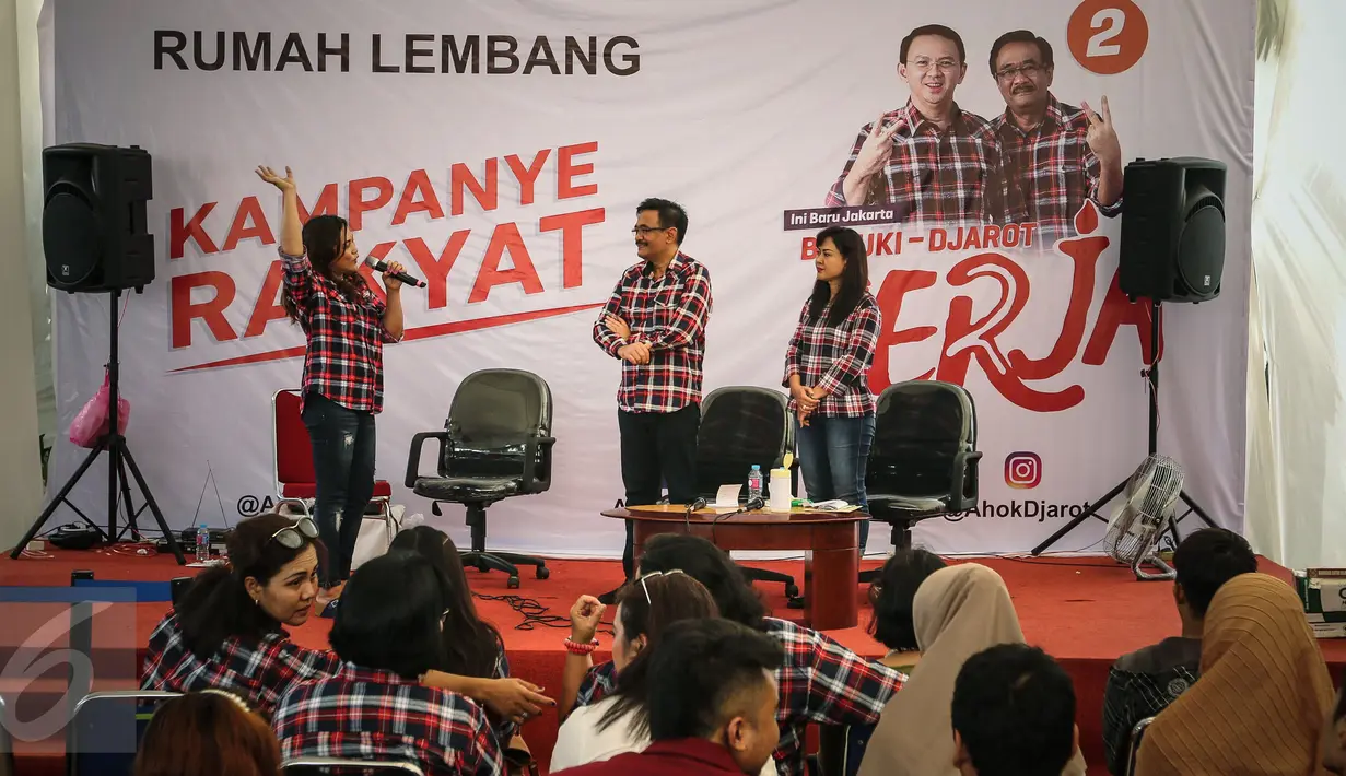 Cawagub DKI Jakarta, Djarot Saiful Hidayat didampingi istrinya, Happy Farida berbincang dengan relawan di Rumah Lembang, Jakarta, Selasa (22/11). Djarot menggantikan Ahok dalam menerima aduan dan dukungan warga serta pendukung (Liputan6.com/Faizal Fanani)