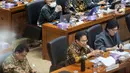 Menteri Kesehatan RI Budi Gunadi Sadikin (tengah) rapat kerja dengan Komisi IX DPR di Gedung Parlemen, Jakarta, Rabu (8/2/2023). Rapat membahas penjelasan strategi percepatan pelaksanaan transformasi kesehatan tahun 2023, strategi percepatan penanganan penyakit tidak menular dan penyakit menular dan pemenuhan tenaga dokter spesialis melalui program Academic Health System (AHS) serta peta jalan lintas sektoral terkait kemandirian obat dan alat kesehatan dalam negeri. (Liputan6.com/Faizal Fanani)