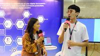 Direktur utama Peruri, Dwina Septiani Wijaya berikan tips cara bertransaksi aman di dunia digital kepada ribuan Gen Z dan Millenial.