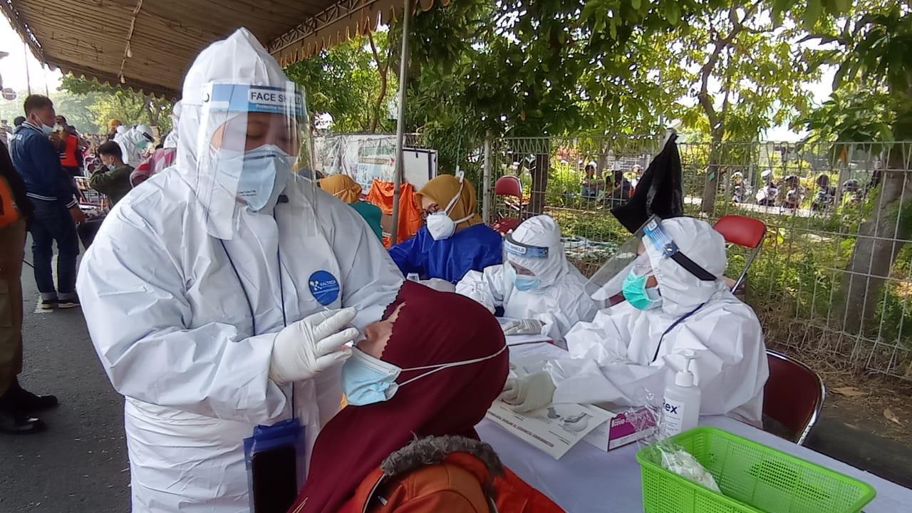 Tes Covid-19 di Suramadu. (Dian Kurniawan/Liputan6.com)