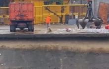 Petugas Kebersihan Ketahuan Buang Sampah ke Sungai, Ternyata Ada Alasan Penting di Baliknya