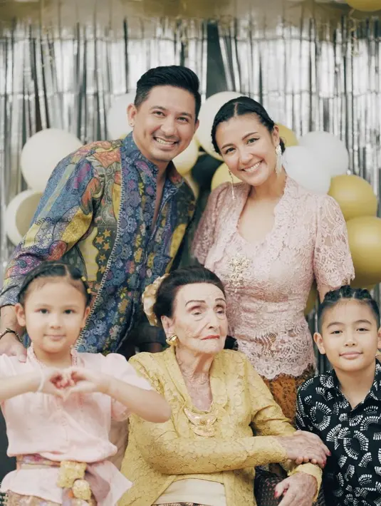 Kebaya tersebut ia padukan bersama kain batik warna cokelat dan dipermanis dengan aksesoris seperti bros dan airdrop earring.  [@mrssharena]