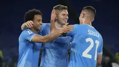 Gelandang Lazio Toma Basic (tengah) berselebrasi dengan rekan setimnya setelah mencetak gol ke gawang Sassuolo dalam ldalam laga pekan ke-33 Liga Italia 2022/23 di Stadion Olimpico, Kamis (4/5/2023) dini hari WIB. (AP Photo/Gregorio Borgia)