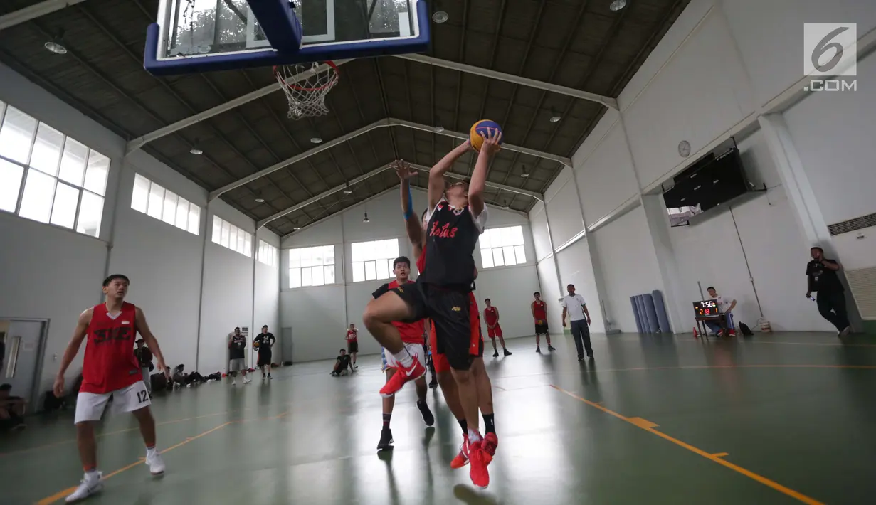 Seorang atlet basket mencoba melesakkan bola ke atas ring saat berlatih di Gor Istana Kana, Jakarta, Jumat (12/1). Latihan ini untuk mempersiapkan diri dalam menghadapi Asian Games 2018. (Liputan6.com/Faizal Fanani)