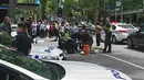 Polisi dan tim medis dikerahkan ke lokasi dimana sebuah mobil menghantam para pejalan kaki di pusat kota Melbourne, Australia, Jumat (20/1). Tiga orang tewas dan 20 orang lainnya luka-luka dalam insiden itu. (Luke Costin/AAP via AP)