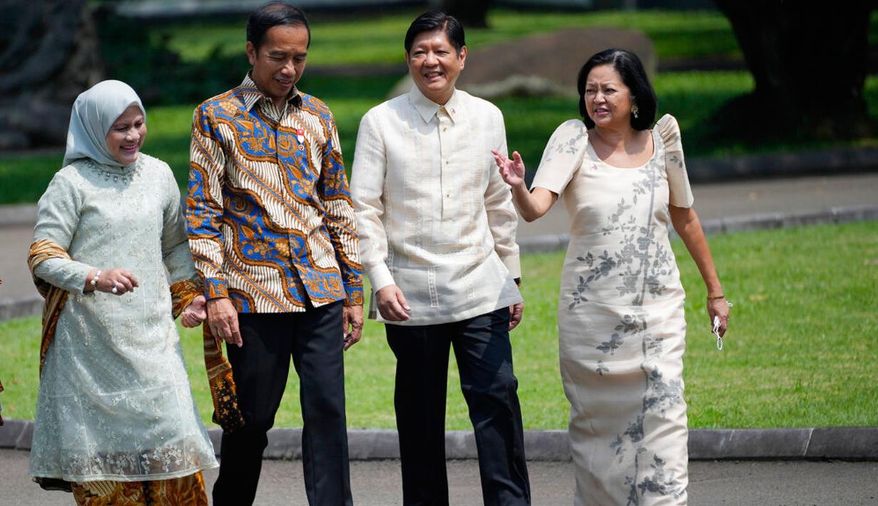 Presiden Indonesia Joko Widodo atau Jokowi (kedua kiri) dan istrinya Iriana (kiri) berjalan bersama Presiden Filipina Ferdinand Marcos Jr (kedua kanan) dan istrinya Madame Louise Araneta Marcos (kanan) setelah upacara penanaman pohon di Istana Kepresidenan Bogor, Bogor, Jawa Barat, Senin (5/9/2022). Jokowi mengajak Presiden Filipina masuk ke dalam Istana Kepresidenan Bogor untuk berfoto bersama dan menandatangani buku tamu. (AP Photo/Achmad Ibrahim, Pool)