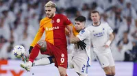 Pemain FC Copenhagen, Kevin Diks, berebut bola dengan pemain Galatasaray, Mauro Icardi, pada laga Liga Champions (12/12/2023). Bersama FC Copenhagen di musim ini, Kevin Diks mencatatkan 32 penampilan dengan perolehan satu gol, dua assist, empat kartu kuning, dan satu kartu merah. (AFP/Liselotte Sabroe)