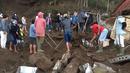 Sejumlah orang berusaha mencari korban tanah longsor yang dipicu gempa di kawasan Bali, Sabtu (16/10/2021). Beberapa orang tewas dan lainnya luka-luka saat gempa berkekuatan sedang dan gempa susulan menghantam pulau itu Sabtu dini hari. (FOTO: Dok BPBD Bali)