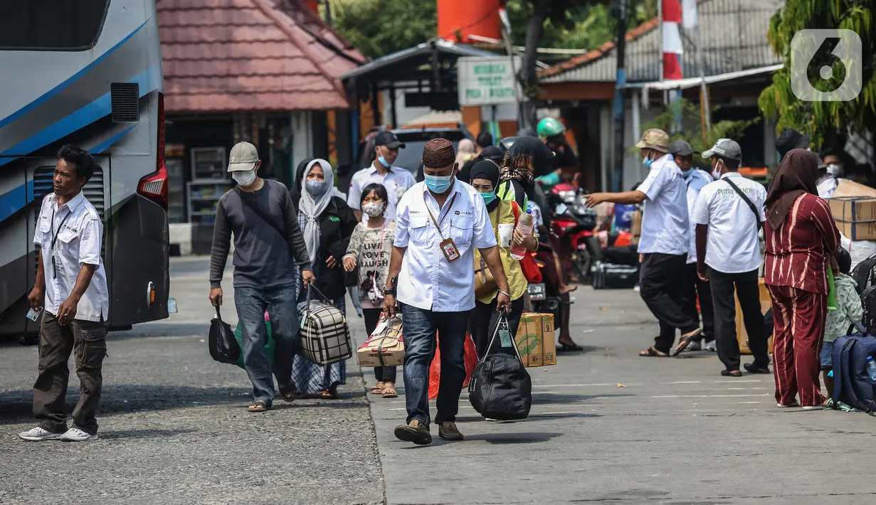 <p>Masyarakat yang hendak mudik tiba di Terminal Kalideres, Jakarta Barat, Senin (25/4/2022). Menteri Perhubungan (Menhub) Budi Karya Sumadi sebelumnya menyarankan masyarakat untuk mudik lebih awal guna menghindari risiko kemacetan lalu lintas. (Liputan6.com/Johan Tallo)</p>
