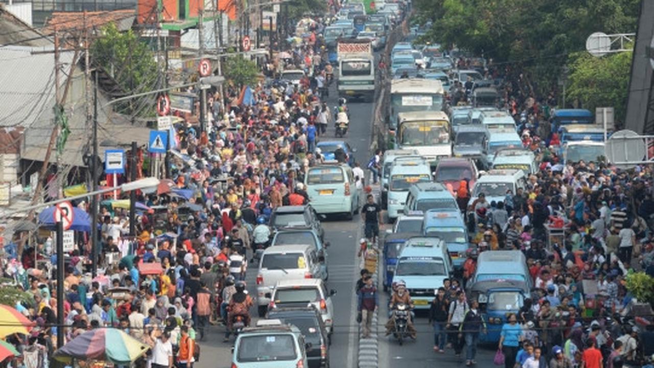 Pengunjung membeludak, lalu lintas di Pasar Tanah Abang macet