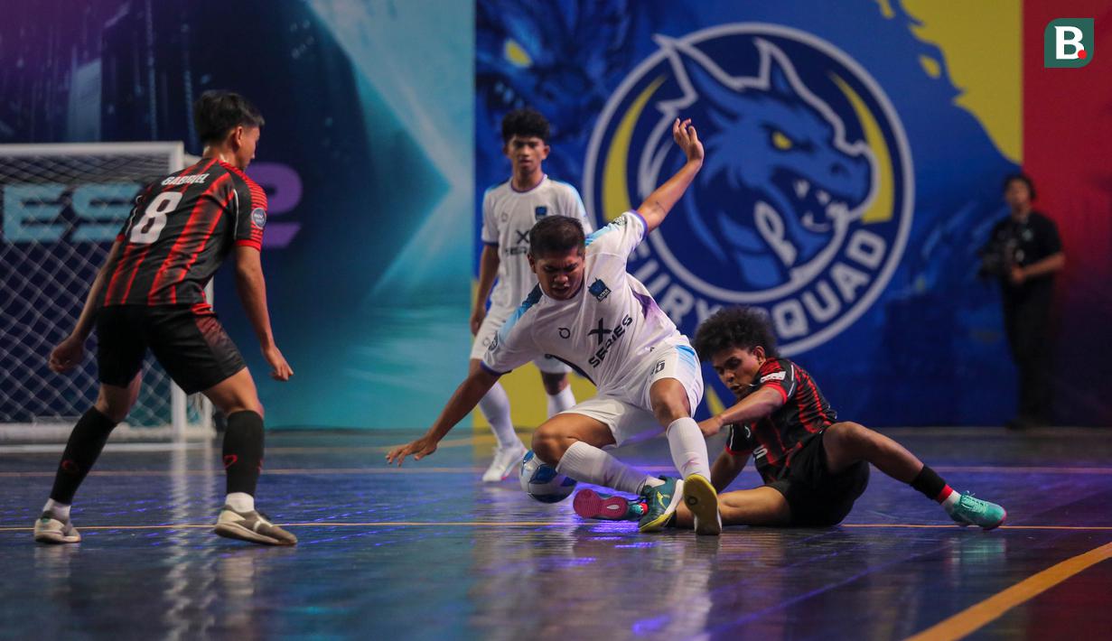 Pemain Lynx Hunters, Kerdush (tengah) berebut bola dengan pemain Grim Hunter, Bebeto dalam laga Futsal X Series 2 di GOR UNJ, Rawamangun, Jakarta, Sabtu (17/01/2026). (Bola.com/Bagaskara Lazuardi)