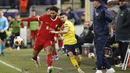 Pemain Liverpool, Joe Gomez (kiri), berebut bola dengan pemain Union Saint-Gilloise, Mohamed Amoura, dalam laga terakhir Grup E Liga Europa 2023/2024 yang berlangsung di Lotto Park, Brussels, Jumat (15/12/2023) dini hari WIB. (AP Photo/Geert Vanden Wijngaert)